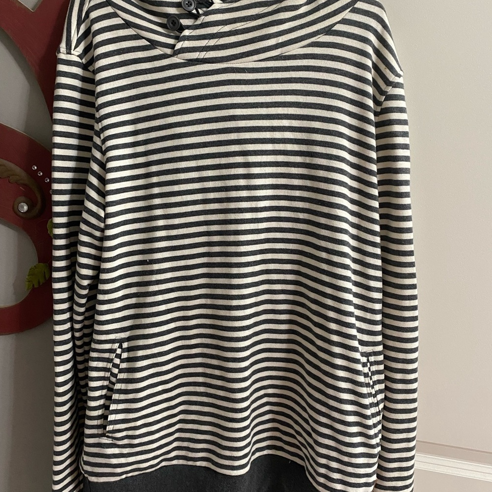 BKE hooded sweatshirt from the Buckle.NWT
